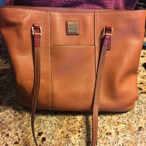D&B TAN PURSE W/RED INSIDE